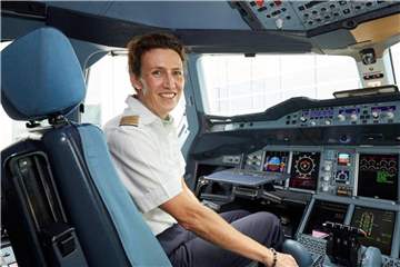 Elke Hieber fliegt als Kapitänin bei der Lufthansa den Airbus A380. Foto: Oliver Rösler/Lufthansa