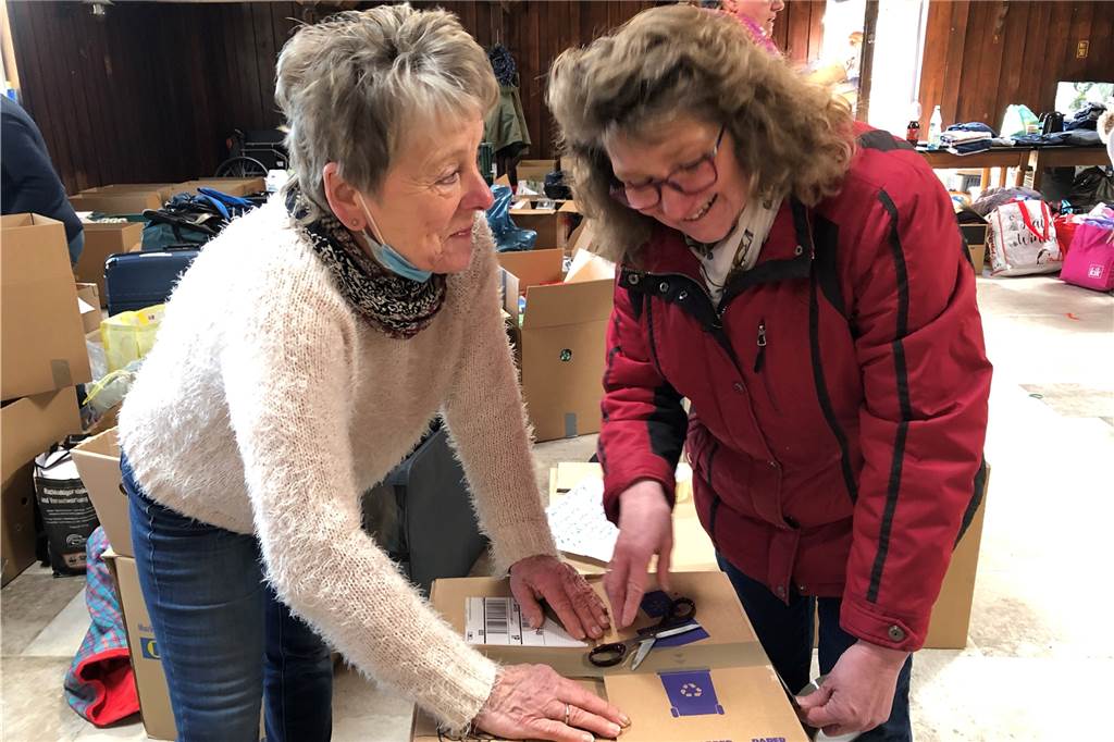 Unglaublich und emotional: Prickings-Hof-Hilfsaktion sprengt Erwartungen Elke Osterkamp und Magna Kadell aus Sythen sortieren die Spenden und verpacken sie geordnet in Kartons.