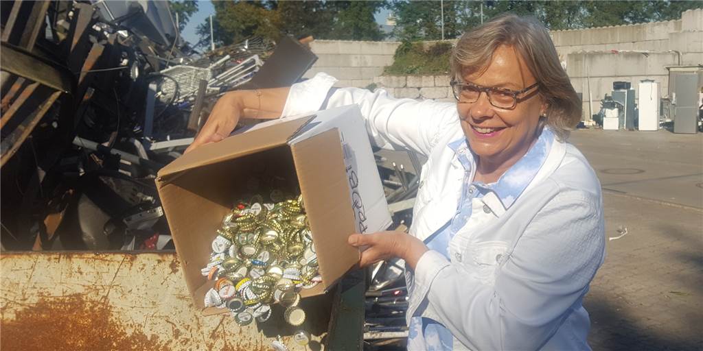 Für die Kinderkrebshilfe: Elke Rybarczyk macht mit Kronkorken Geld Elke Rybarczyk wirft die gesammelten Kronkorken in den Container in Rhede.
