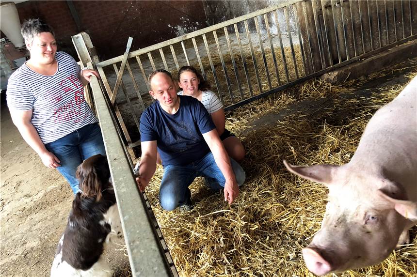 Heeker Landwirt setzt auf Öko-Schweine statt Mammutställe Elke und Bernhard Borgert stellen ihren Hof auf ökologische Landwirtschaft um und leisten damit in Heek Pionierarbeit. Sohn Roman und die Töchter Victoria (nicht im Bild), Marietta (neben ihrem Vater) und Hofhund Isco sind mit von der Partie.