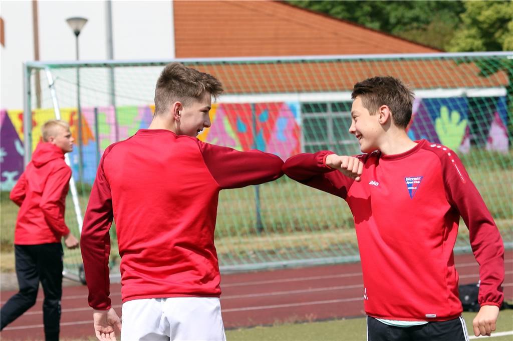 C-Junioren des Werner SC starten wieder: „Mannschaftssport ist nicht zu ersetzen“ Ellenbogen gegen Ellenbogen statt Händeschütteln.