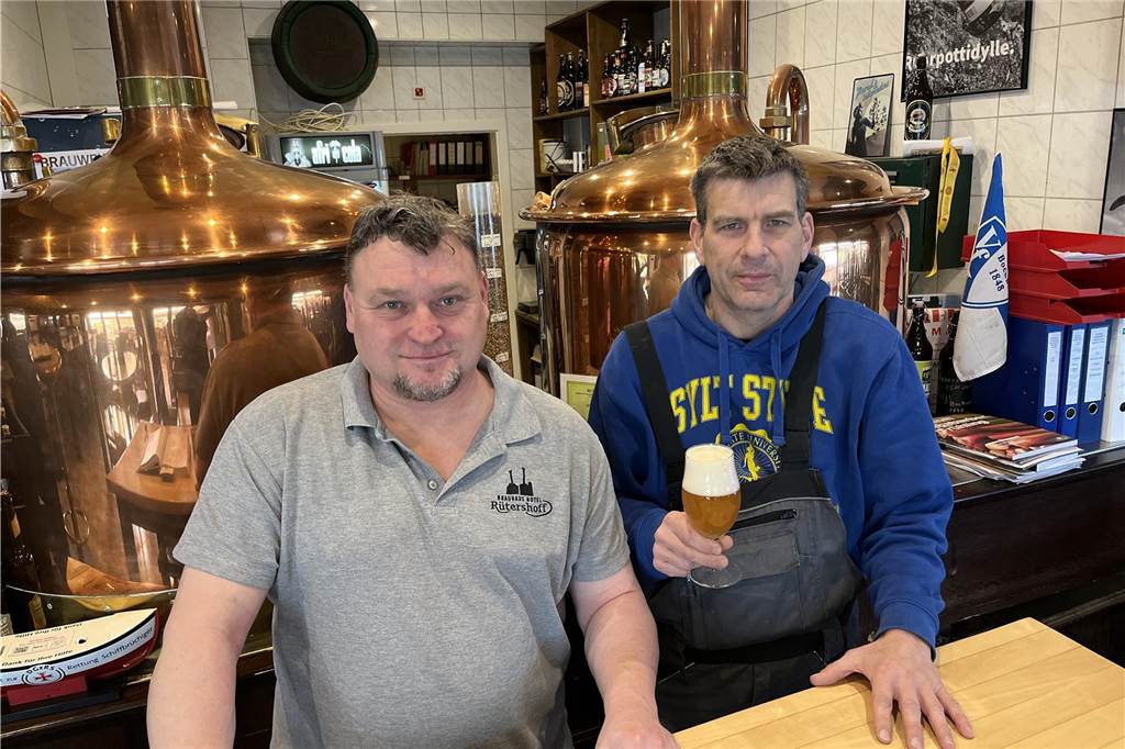 „Irgendwann ist das Maß voll“: Wirte fürchten 19 Prozent Mehrwertsteuer Elmar Bök (l.), hier mit Bierbrauer Christoph Kirchhelle, leitet das Brauhaus Rütershoff.