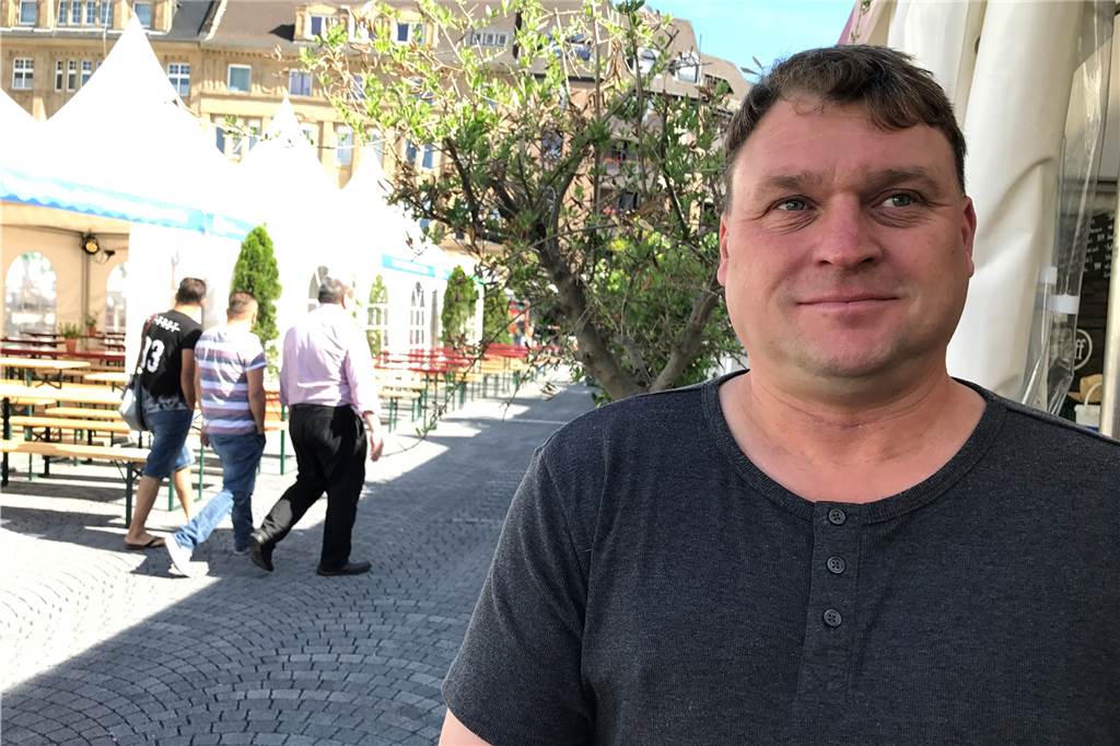 Zwischen vollem Programm und Boykott: Wo kann ich die WM schauen? Elmar Bök zeigt im Brauhaus Rütershoff zwar die Spiele, aber nicht auf der großen Leinwand oder draußen. Sie fahren ein kleineres Programm.