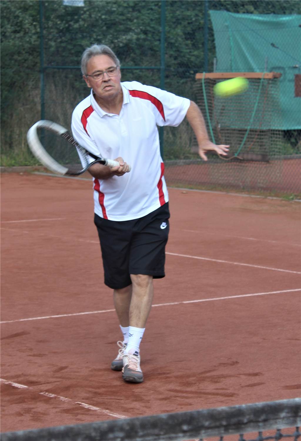 Sport im Corona-Jahr: „Tennis hat einen Vorteil zu anderen Sportarten“ Elmar Schlüter, Vizepräsident des Westfälischen Tennisverbandes, macht auch mit 68 Jahren auf dem Tennisplatz noch eine gute Figur