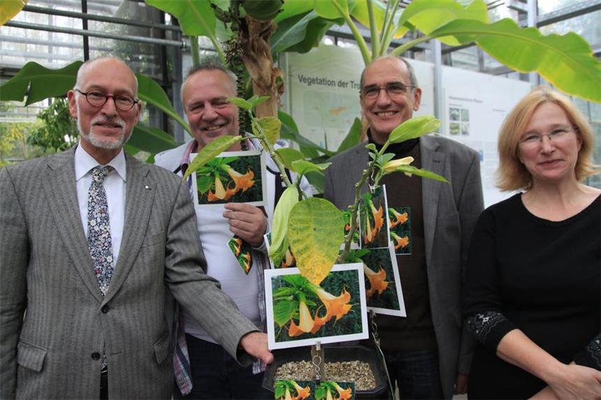 Eine Pflanze mit dem Namen Elmar Weiler Elmar Weiler (l.) und das Team des Botanischen Gartens freuen sich über die Züchtung von Theo Suchland (2.v.l.).