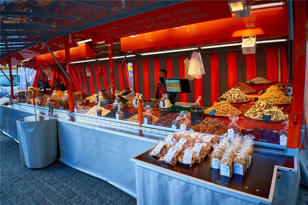 Bei Elmar (22) gibt es die exotischsten Früchte und Nüsse des Dortmunder Markts Elmars Stand Royal Nuts gehört zu den mittelgroßen auf dem Dortmunder Markt.