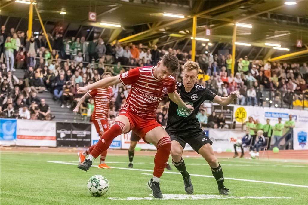 Elmin Heric (l.) und Bövinghausen schieden gegen den ASC 09 um Jannik Urban aus,