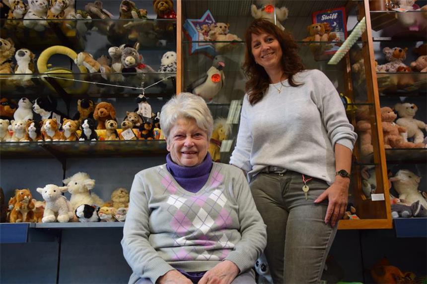 Castroper Spielwarenladen Schnettelker macht zu Elsbeth Schnettelker (l.) war mit ihrem Spielwarengeschäft in der Altstadt lange eine Institution. Susanne Kirchhoff ist ihre rechte Hand. Zum 31. Juli gibt sie ihr Geschäft aus Altersgründen auf.
