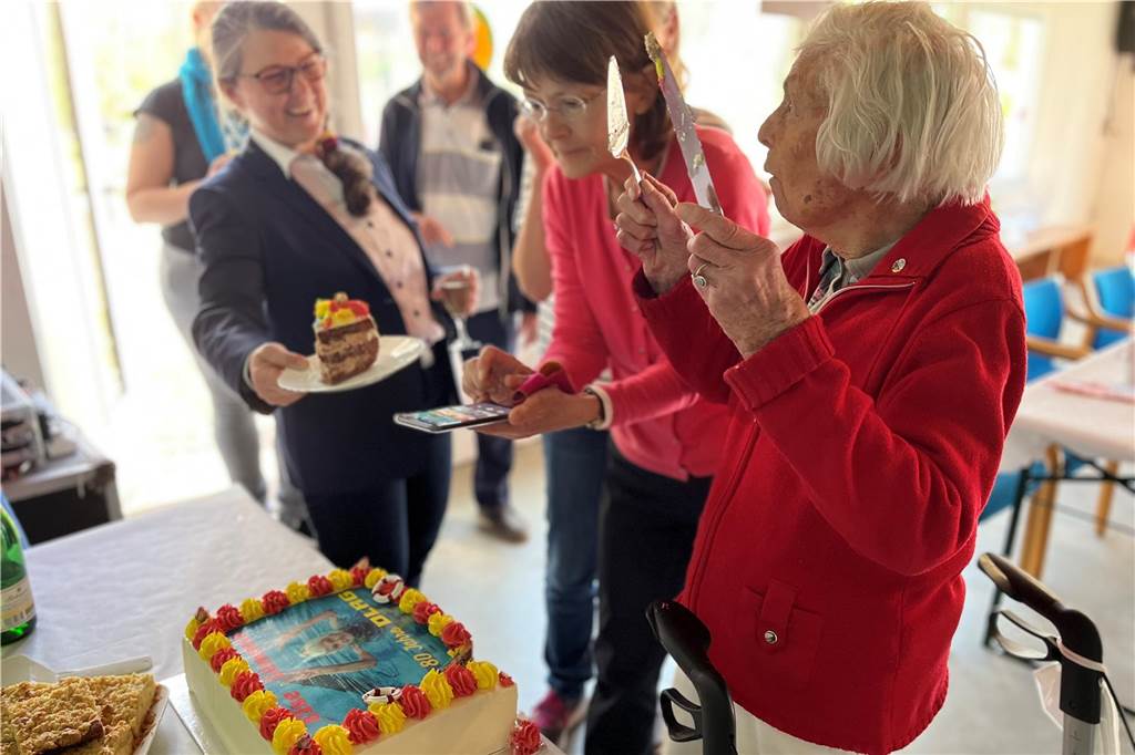 Schwerterin Else Lemmes (96) wird für 80 Jahre in der DLRG geehrt Else Lemmes sticht beherzt in den Kuchen, auf dem sie abgebildet ist. Den Gästen schmeckt die Torte mit ihrem Foto drauf sehr gut.