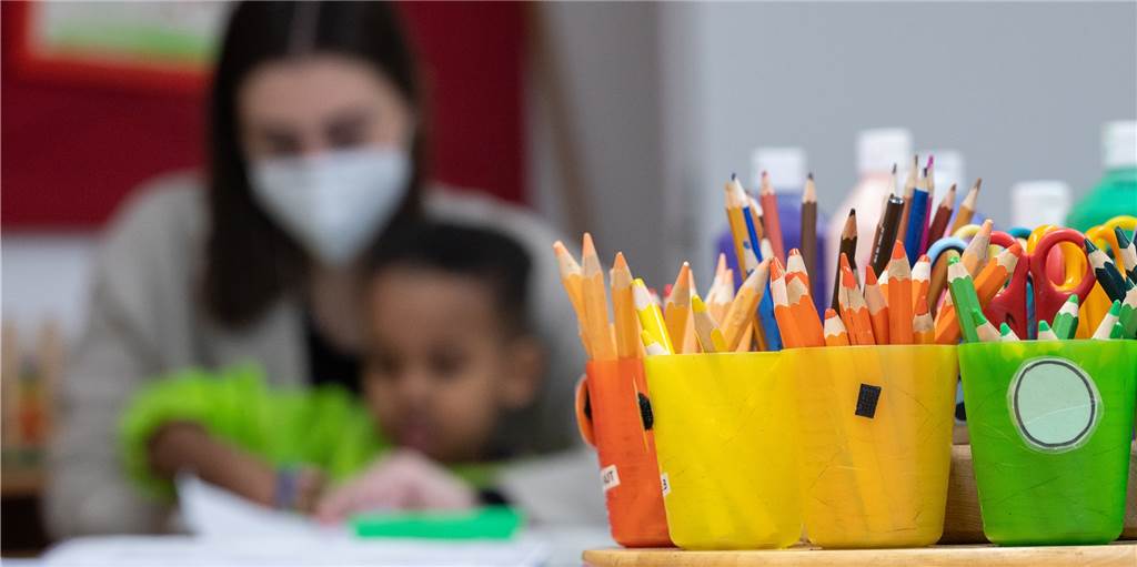 Doppelbelastung: Eltern von Kita- und OGS-Kindern fordern geringere Gebühren Ein Kind spielt in der Kita.
