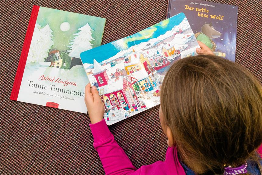 Zu Weihnachten legen Eltern gerne Kinderbücher unter den Baum Eltern ist die Lesefähigkeit ihrer Kinder sehr wichtig. Daher gehören für viele von ihnen Bücher immer noch zu den wichtigsten Weihnachts-Geschenken. Foto: dpa