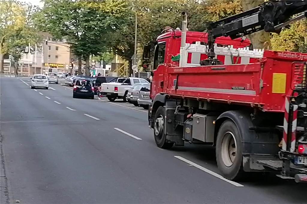 Eltern lassen ihr Kind in zweiter Reihe mitten auf der Straße aussteigen.