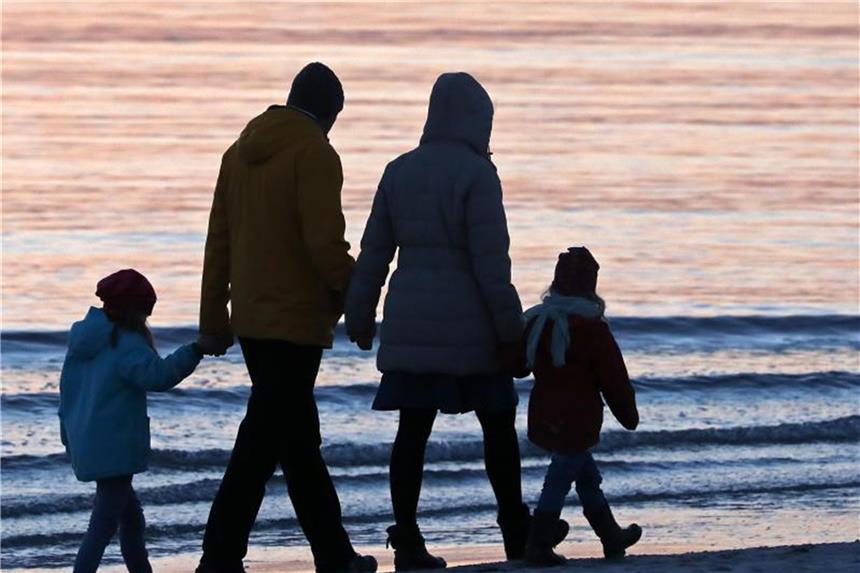 Umzug oder neuer Job: Kinder richtig einbeziehen Eltern sollten das Gespräch mit den Kindern suchen, wenn die Entscheidung für den Umzug gefallen ist oder sie vom Nachwuchs angesprochen werden. Foto: Bernd Wüstneck