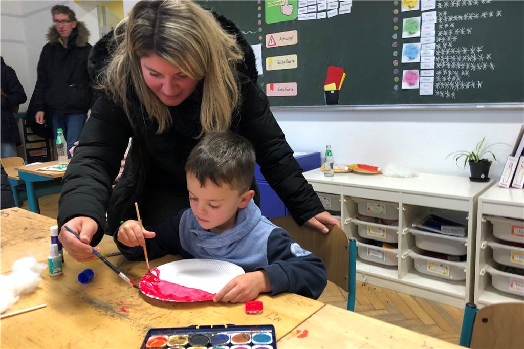 Eltern und Kinder gemeinsam aktiv: Das war beim Kunst- und Kekse-Markt an der Overbergschule möglich.