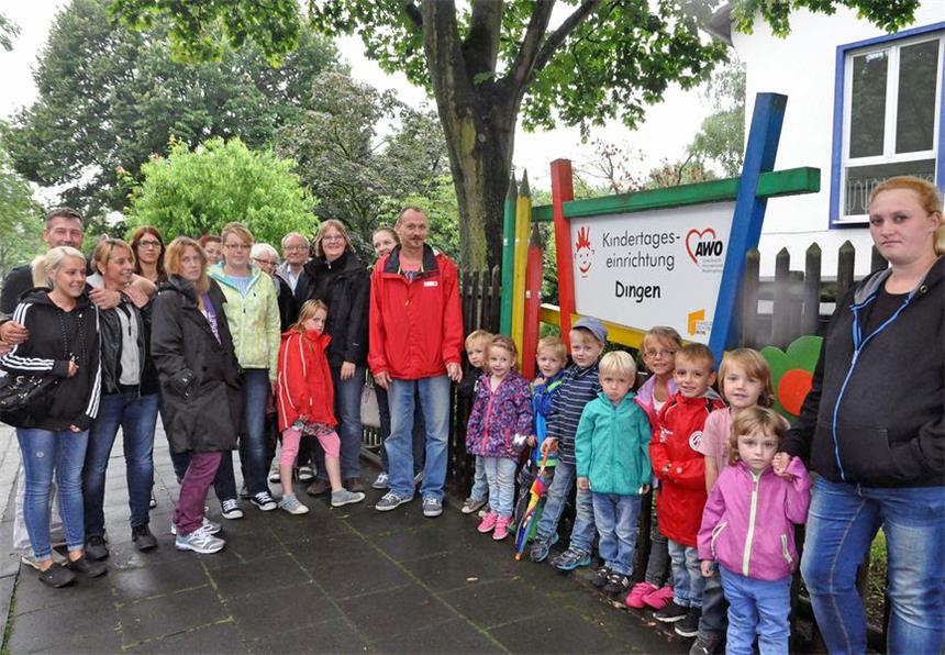 Streit um geplante Schließung der Dingener Kita Eltern und Kinder können sich über die Bestandsgarantie bis 2017 freuen. Was danach passiert, ist noch offen.