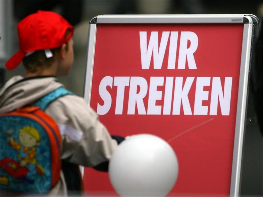 In diesen Branchen wird am Montag in Dortmund gestreikt Eltern von Kleinkindern könnten in den kommenden Wochen wegen eines unbefristeten Erzieherstreiks vor verschlossenen Kita-Türen stehen. Foto: Carsten Rehder