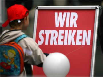 Eltern von Kleinkindern könnten in den kommenden Wochen wegen eines unbefristeten Erzieherstreiks vor verschlossenen Kita-Türen stehen. Foto: Carsten Rehder