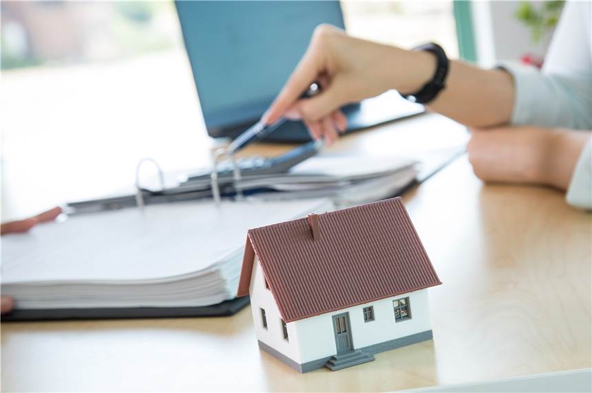 Immobilienkredit trotz Elternzeit: So klappt es mit dem Eigenheim Elterngeld muss kein Ausschlusskriterium für eine Baufinanzierung sein. Dies wird von Bank zu Bank unterschiedlich gehandhabt.