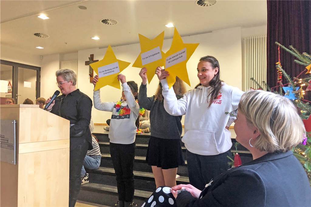 Jubiläum Losbergschule: Oma Hannelore ist Enkelin Marie 50 Jahre voraus Elternpflegschaftsvorsitzende Ruth te Vrugt (am Rednerpult) verlieh Schulleiterin Birgit Kentrup (r.) und ihrem Team drei Sterne.