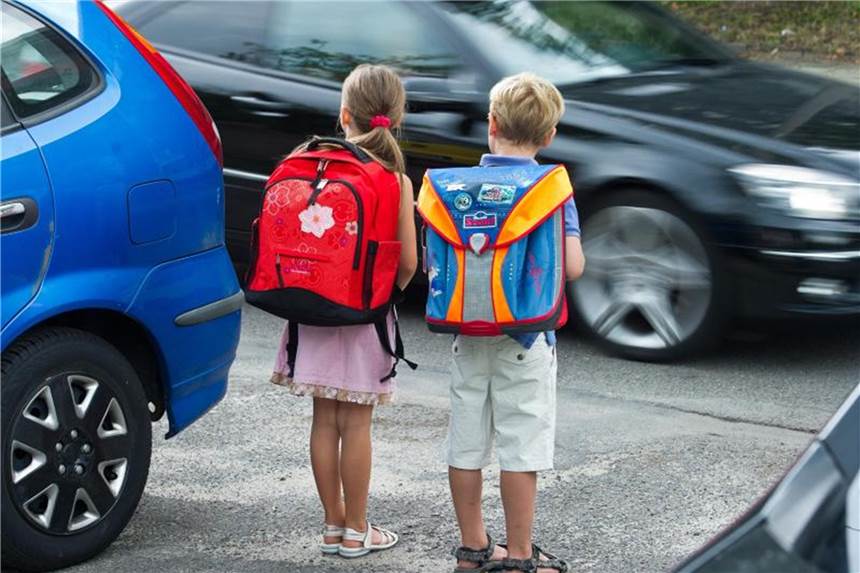 Elterntaxi stehenlassen. Unter diesem Motto werben das Deutsche Kinderhilfswerk und der Verkehrsclub Deutschland ab 17.09.2018 für andere Wege zur Schule. Foto: Patrick Pleul