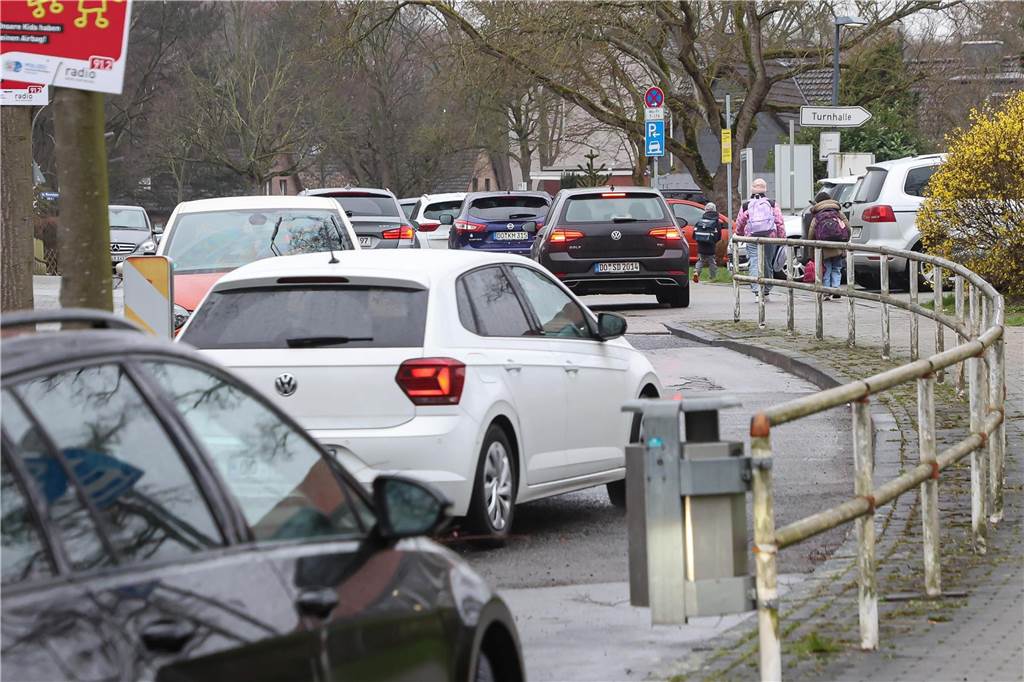Die Hälfte der Kitas blieb geschlossen- Einige Kreuzungen überfüllt "Elterntaxis" vor Dortmunder Schulen waren am Streiktag häufiger zu sehen als sonst.