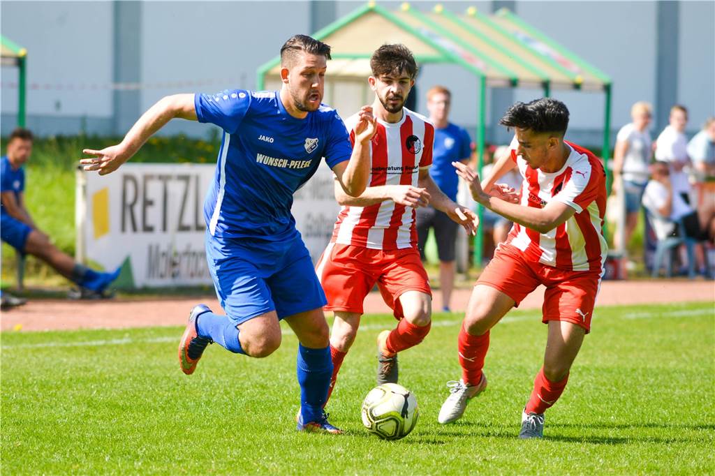 Frohlindes Trainer Stefan Hoffmann ist sauer über den Wortbruch eines Spielers Elvedin Ceric (l) geht von Frohlinde zum FC Castrop-Rauxel.