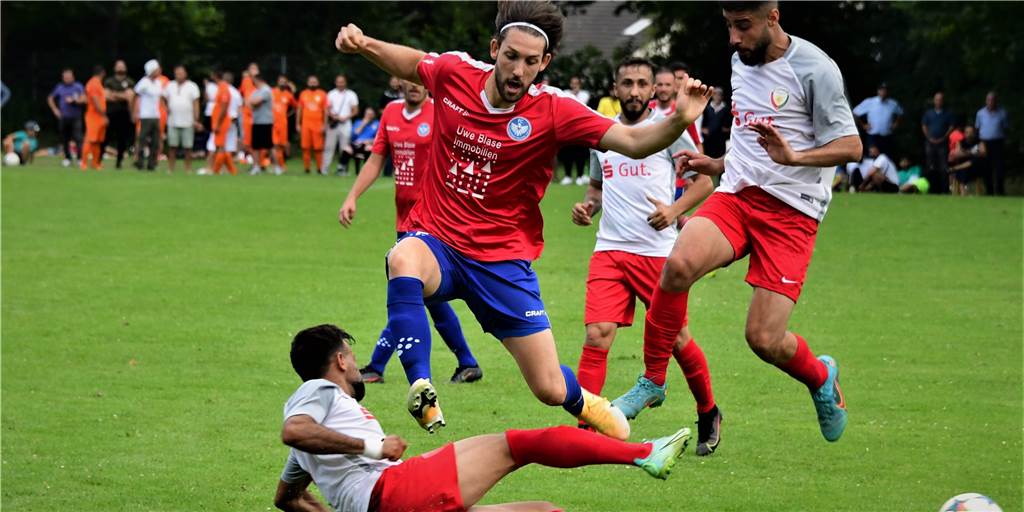 Phönix Bochum gegen FC Castrop-Rauxel: Eingewechseltes Duo wird Torfabrik Elvedin Ceric (rotes Trikot) spielte nach seiner Einwechselung eine Schlüsselrolle für den FC Castrop-Rauxel gegen den SV Phönix Bochum.