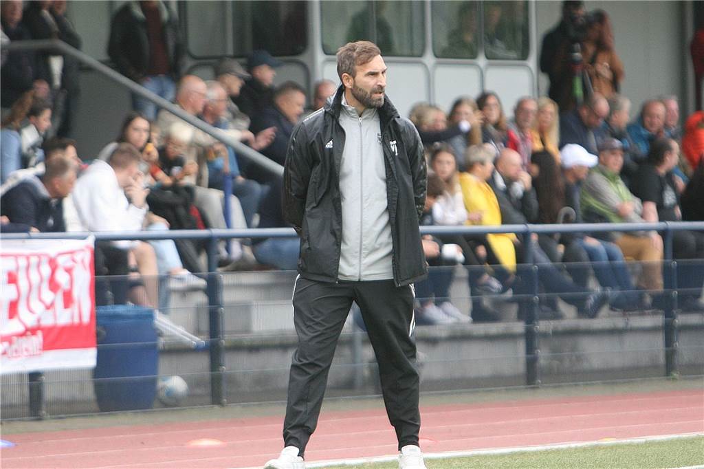 TuS Haltern präsentiert Trainer-Duo für die kommende A-Liga-Saison Elvir Saracevic, hier noch für den VfB Hüls an der Seitenlinie, übernimmt mit seinem Bruder Edin Saracevic die zweite Mannschaft des TuS Haltern am See.