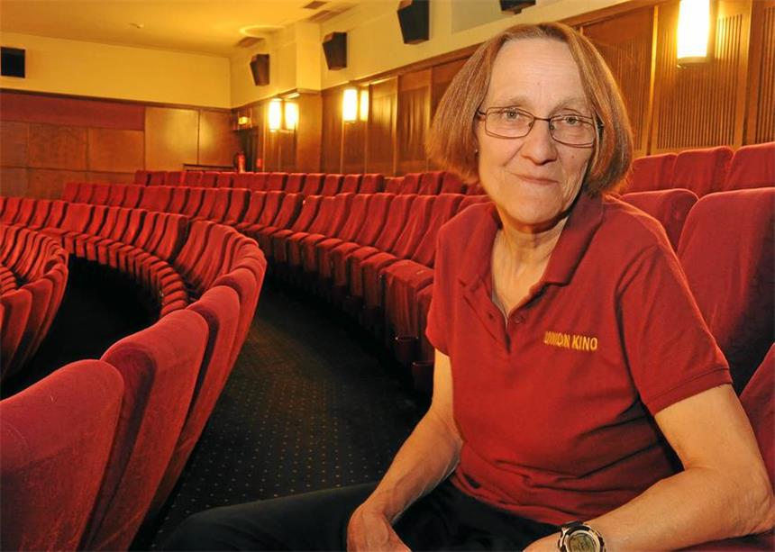 Wie sich der Job einer Bochumer Filmvorführerin veränderte Elvira Hölz mag das Kino 7 des Union Filmtheaters am liebsten wegen der riesengroßen Bühne vor der Leinwand. „Außerdem sitzt man hier so schön.“ Dafür hat die 58-Jährige allerdings selten Zeit.