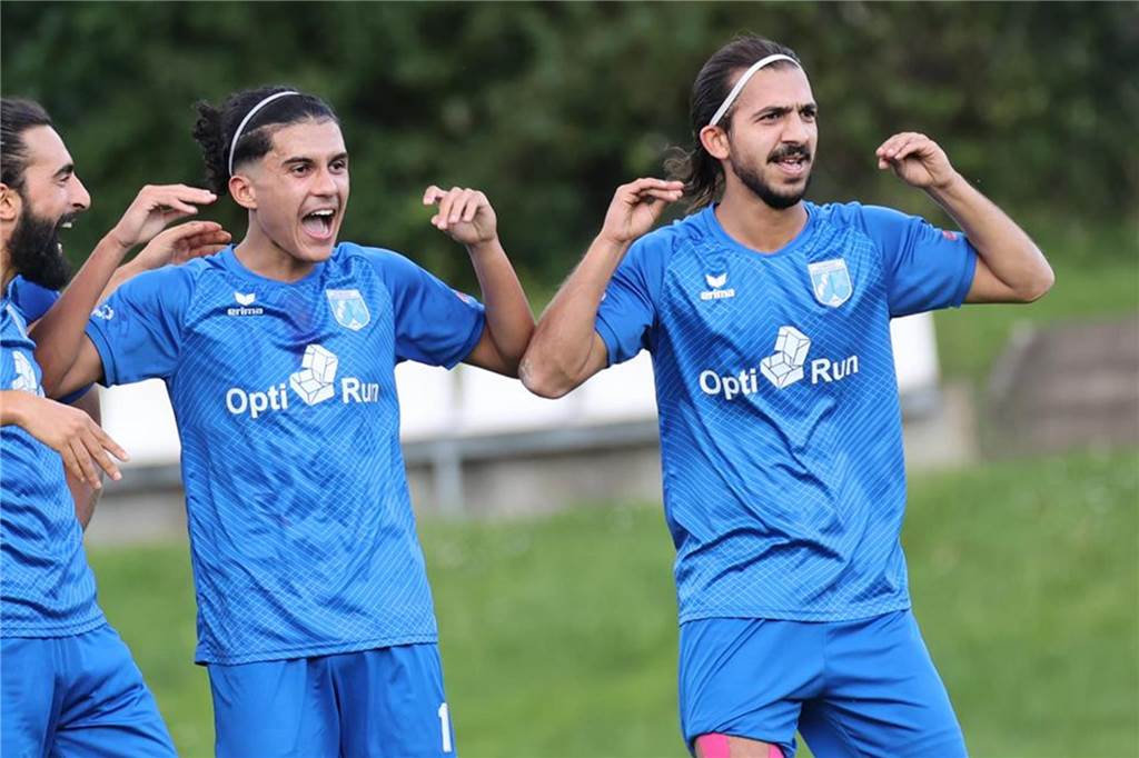 Am Rande der Bande: Jubel von Obercastrop war einstudiert, Team feiert Punktgewinn im Planwagen Elvis Shala (r) zeigte nach seinem 1:0 für Wacker in Sodingen einen mit Soufian Laghrissi (2.v.r.) abgesprochenen Jubel. Dabei holte Shala sein Haarband aus dem Trikot.