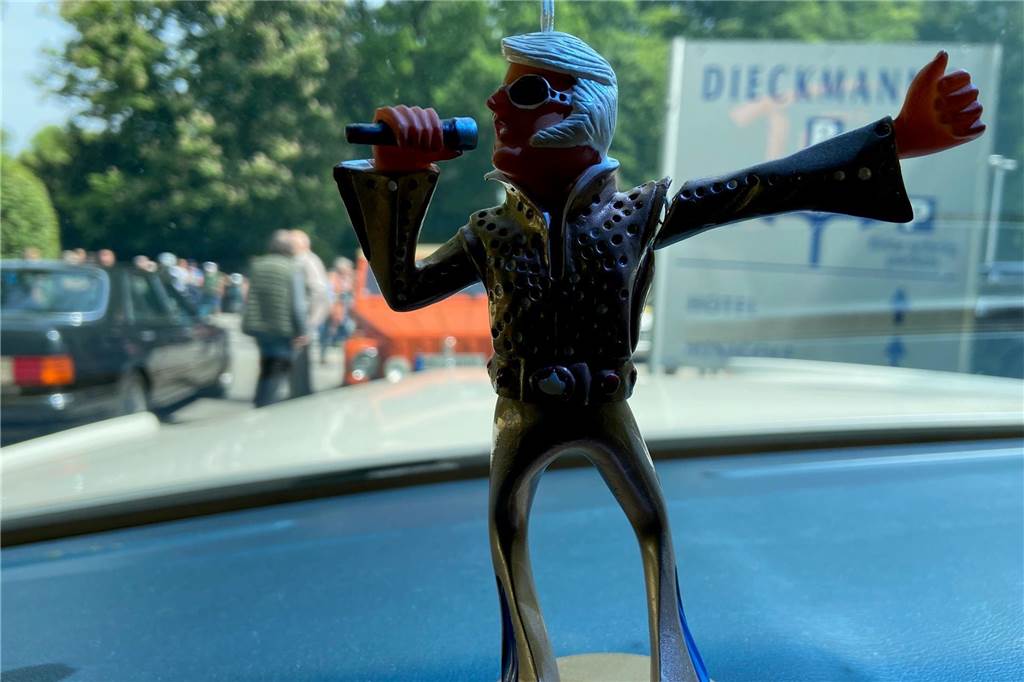 Hans-Peter Brakes (84): Sein Lincoln stand in einer Garage in St. Louis Elvis singt in diesem Auto in Dauerschleife. An diesem Tag tritt der "King" im Dieckmann`s auf. Dort fand das Oldtimer-Treffen statt.