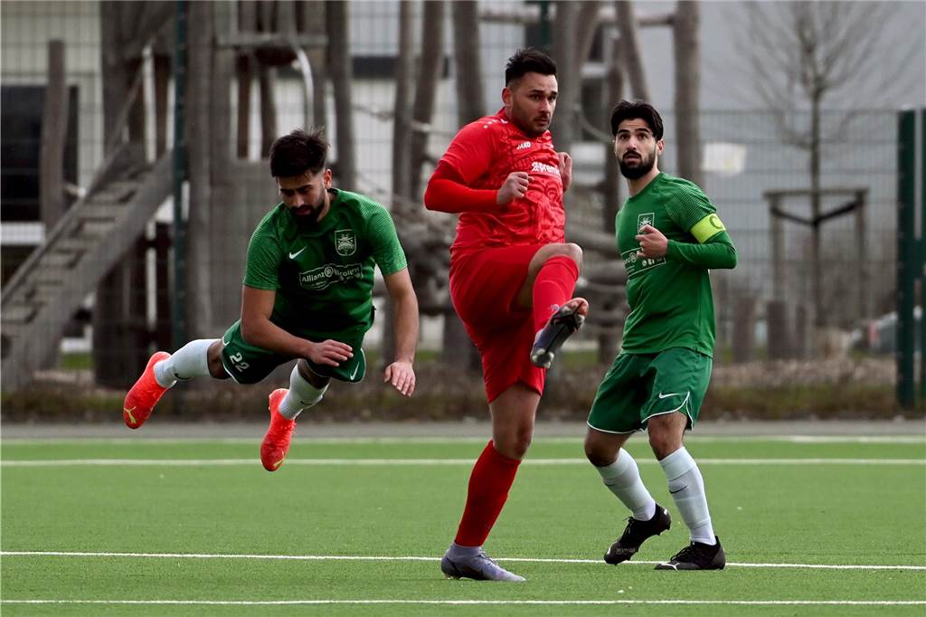 TuRa Bergkamen schickt Stürmer in die Zweite: „Können uns solche Nebenkriegsschauplätze nicht erlauben“ Elyesa Dumanli (Mitte) wird für TuRa Bergkamen nicht mehr in der Bezirksliga spielen.