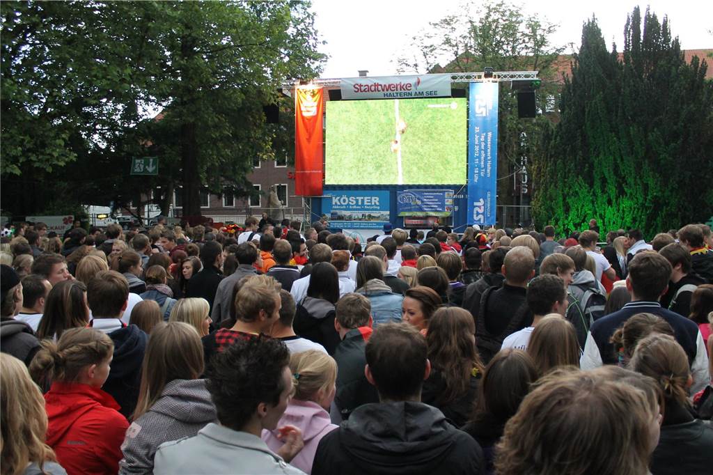 EM 2012: Lange mussten die Fans der deutschen Nationalmannschaft im Galen-Park zittern. Dafür war der Jubel nach dem 1:0 gegen Portugal groß.