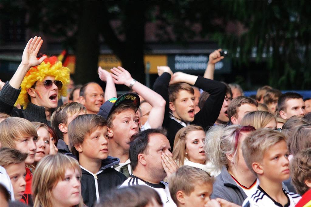 EM 2012: Lange mussten die Fans der deutschen Nationalmannschaft im Galen-Park zittern. Dafür war der Jubel nach dem 1:0 gegen Portugal groß.