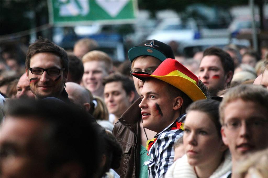 EM 2012: Lange mussten die Fans der deutschen Nationalmannschaft im Galen-Park zittern. Dafür war der Jubel nach dem 1:0 gegen Portugal groß.