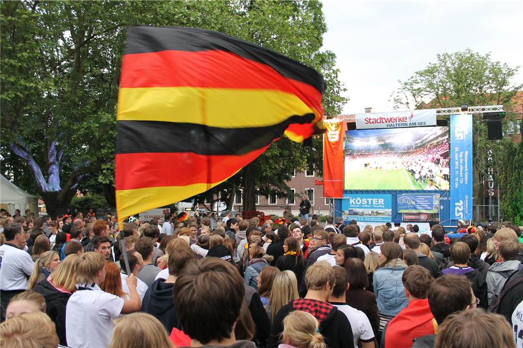 EM 2012: Lange mussten die Fans der deutschen Nationalmannschaft im Galen-Park zittern. Dafür war der Jubel nach dem 1:0 gegen Portugal groß.