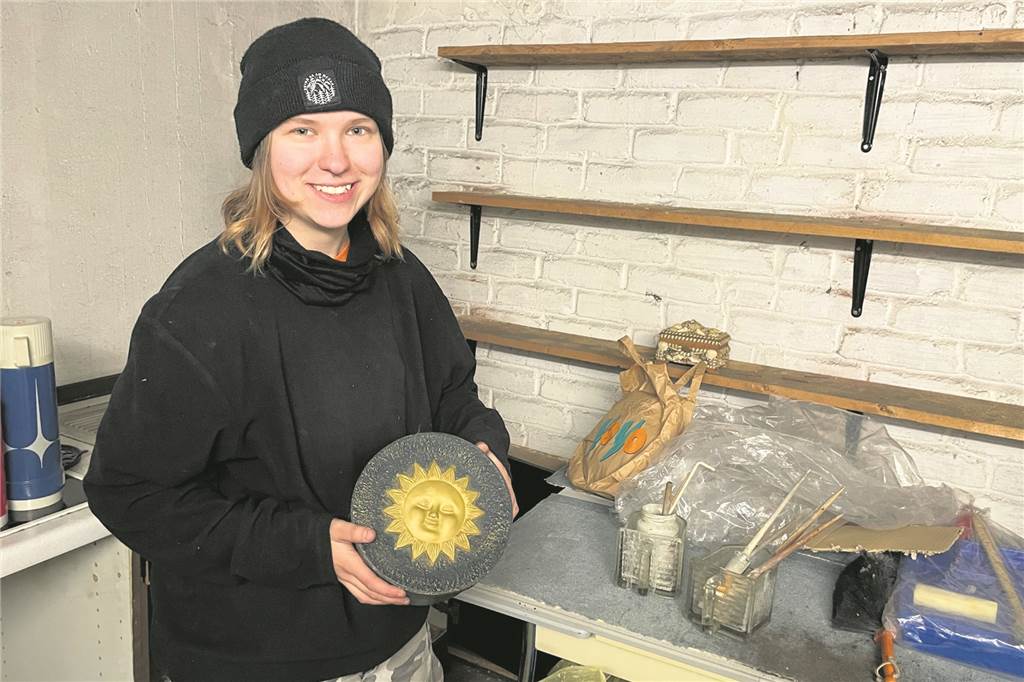 Helfer krempeln für Senioren in Müll-Wohnung spontan die Ärmel hoch Emelie Rauschning (18) hilft beim Entrümpeln, ehe sie zur Arbeit bei Picnic muss. Sie war mit ihren Freund Pierre Soff auch schon im Ahrtal zum Helfen.