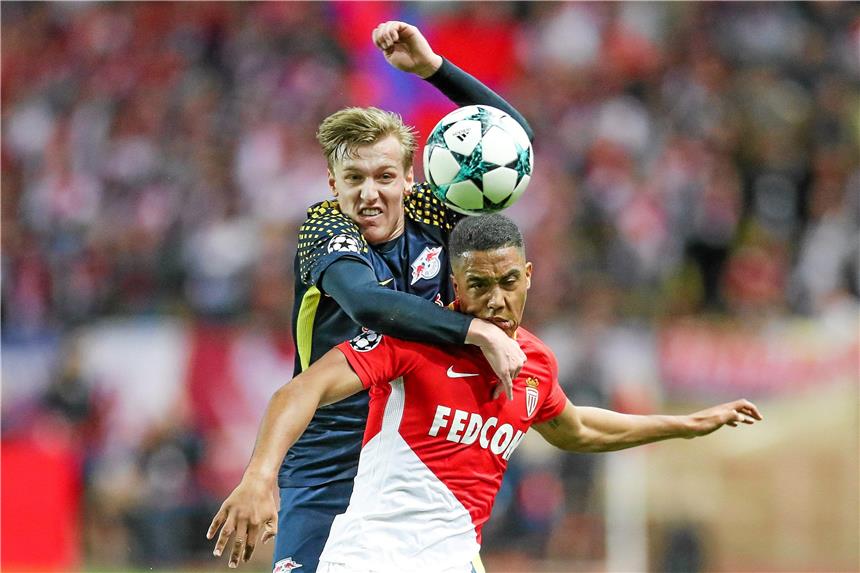Emil Forsberg (l.) im Duell mit Youri Tielemans.