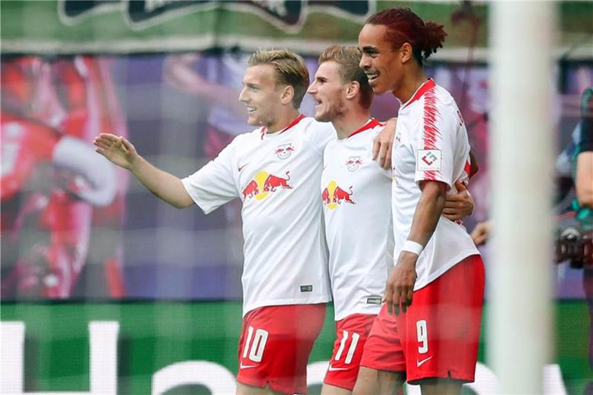 Werner-Ankündigung nach Leipziger Sieg: „Emil in Topform“ Emil Forsberg (l) und Timo Werner (M) hatten maßgeblichen Anteil am 3:2-Sieg gegen Hannover 96. Foto: Jan Woitas