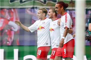 Emil Forsberg (l) und Timo Werner (M) hatten maßgeblichen Anteil am 3:2-Sieg gegen Hannover 96. Foto: Jan Woitas