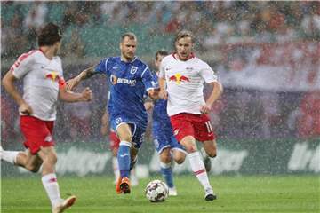 Emil Forsberg (r) bleibt bei RB Leipzig. Foto: Jan Woitas
