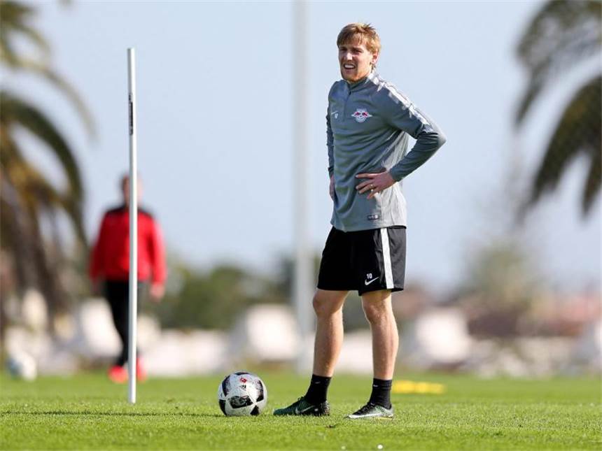 Emil Forsberg: Ich habe einen Vertrag bis 2021 in Leipzig Emil Forsberg steht während einer Trainingseinheit von RB Leipzig in Lagos auf dem Platz. Foto: Jan Woitas