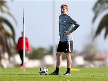 Emil Forsberg steht während einer Trainingseinheit von RB Leipzig in Lagos auf dem Platz. Foto: Jan Woitas