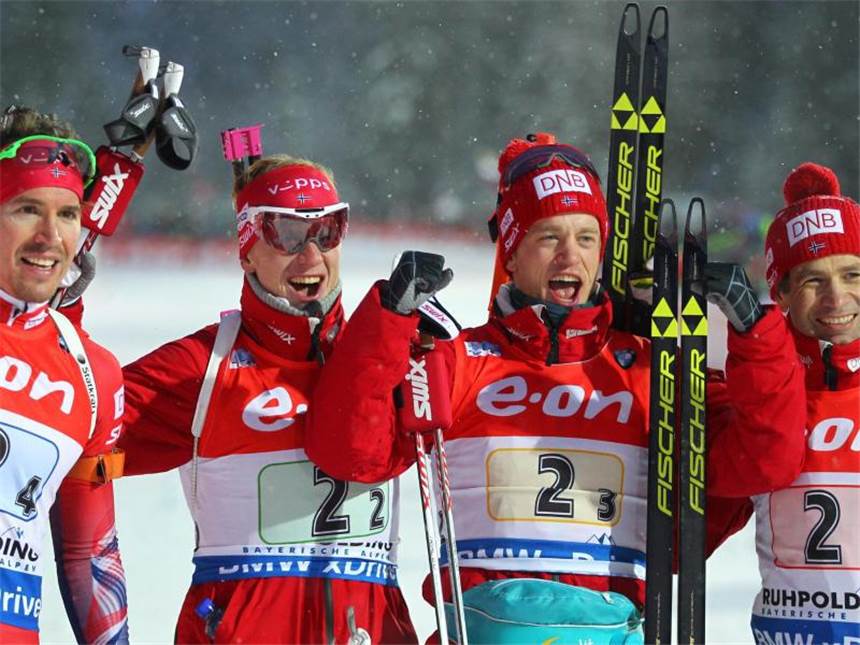 Deutsche Staffel in Ruhpolding Fünfte - Norwegen siegt Emil Hegle Svendsen (l-r), Johannes Thingnes Boe, Tarjei Boe und Ole Einar Björndalen jubeln über den Sieg. Foto: Karl-Josef Hildenbrand