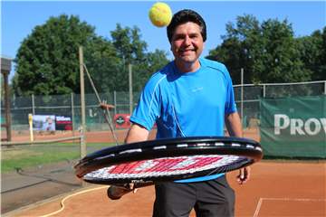 Emil Hnat vom TuS Ickern war am Donnerstag, 7. Mai, wohl der erste Spieler, der nach dem Lockdown in Castrop-Rauxel wieder den Tennisschläger schwang.