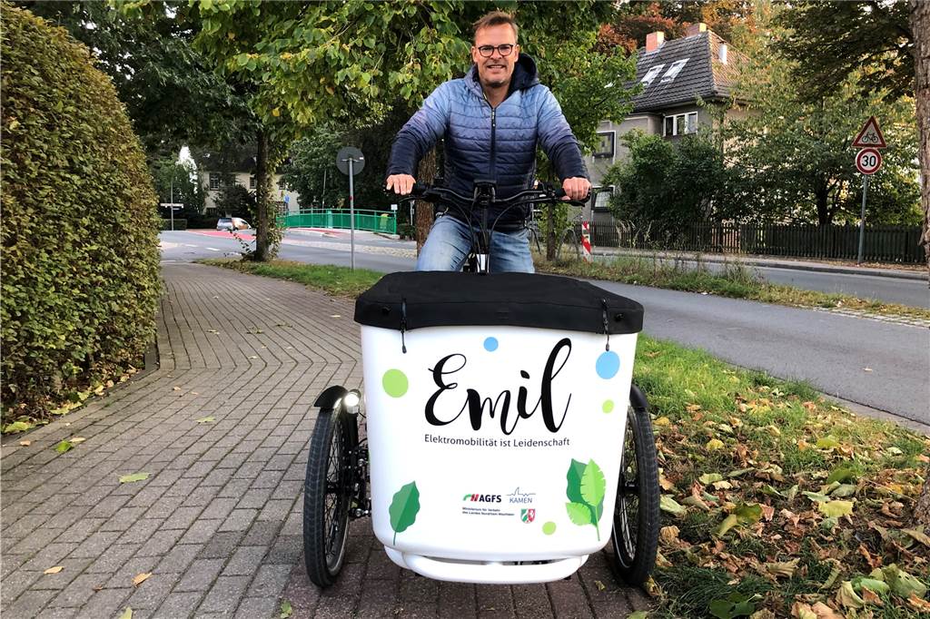 Großeinkauf mit dem Lastenrad: „Verkaufst du Eis und Cocktails?“ Emil ist raumgreifend. Nicht einfach, auf den Radwegen Spur zu halten. Dabei geht es auch mal über Baumscheiben oder übers Grün.