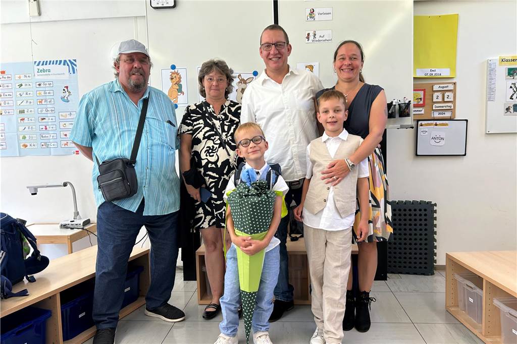 Tolles Wetter und gute Laune zur Einschulung in Henrichenburg Emil und seine Familie feiern heute die Einschulung in die erste Klasse der Grundschule Alter Garten in Henrichenburg.