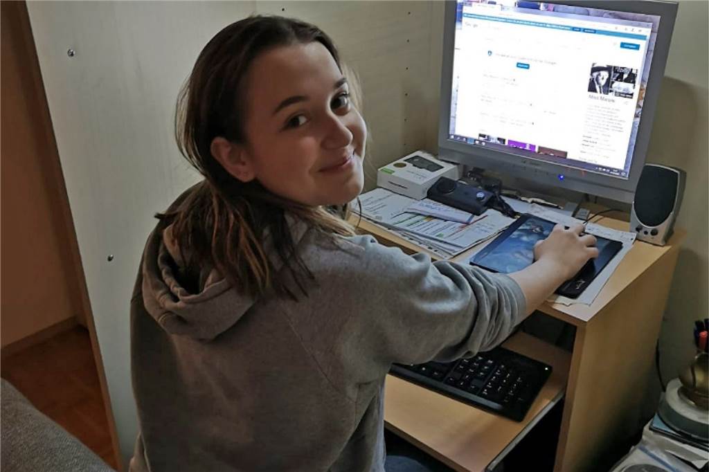 Das Coronavirus und die Schulen: Unterrichten über die digitale Lernplattform Emilie aus der 9a sitzt zu Hause am PC und arbeitet an Aufgaben, die ihr einer der Lehrer zugeteilt hat.