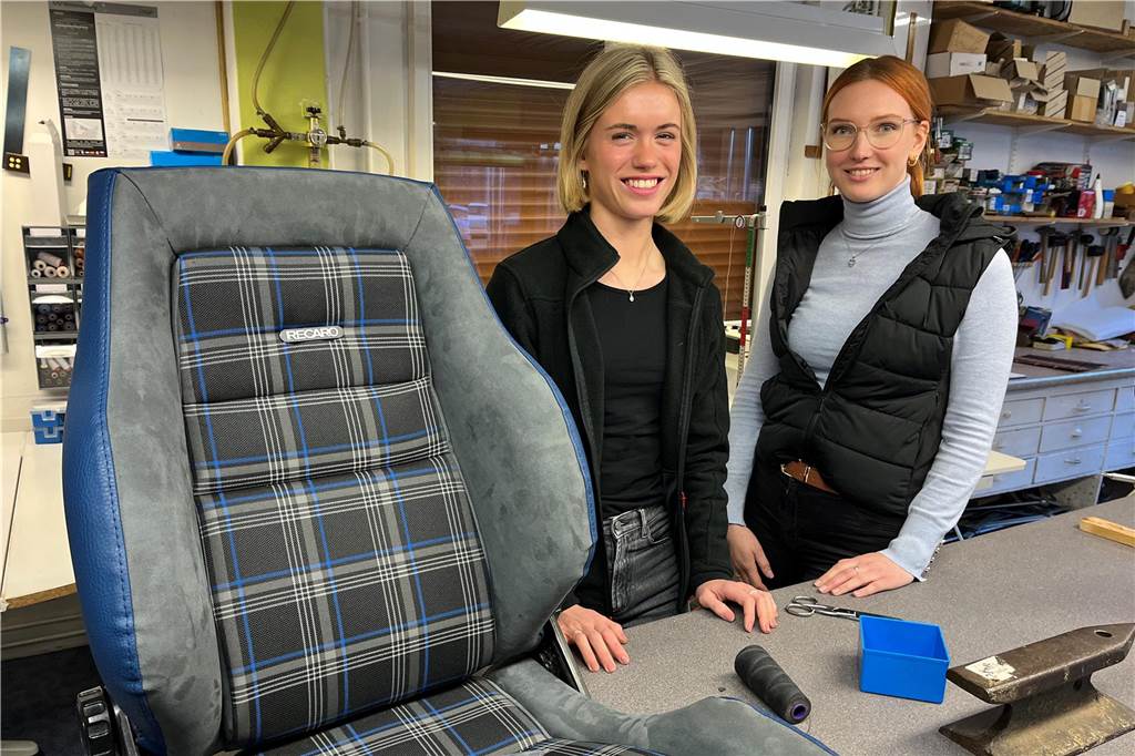Raumausstatter über aktuelle Trends: „Nachhaltigkeit spielt große Rolle“ Emily Strunk (l.) und Lena Orth arbeiten an einem gepolsterten Sitz.