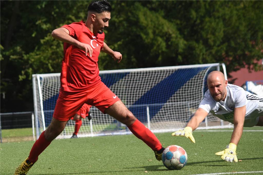 TSC Kamen und Nail Kocapinar haben einen Plan gegen den Abwärtsstrudel Emin Erdur (l.) ist hier vor Aplerbecks Torwart Dominik Altfeld am Ball.